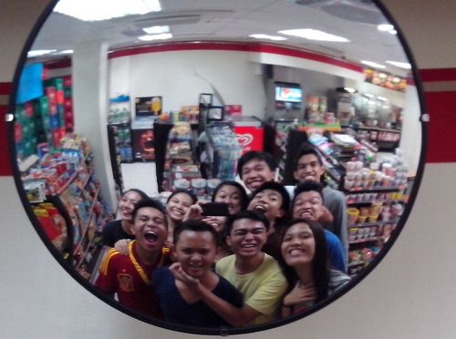 10 Momen fail saat selfie rame-rame ini kocak, bikin ngakak