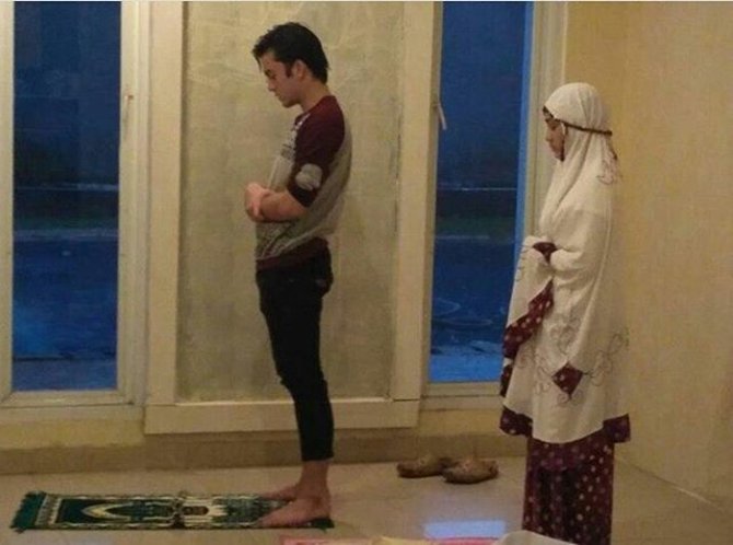 Bikin adem, 5 seleb ini sempatkan salat di lokasi syuting