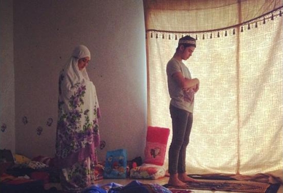 Bikin adem, 5 seleb ini sempatkan salat di lokasi syuting