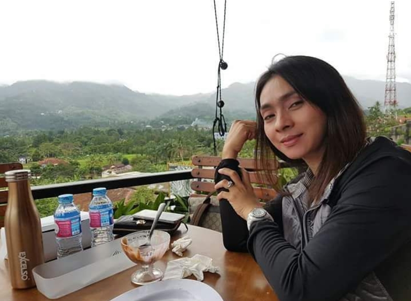 15 Foto Bupati Talaud yang cantik & modisnya nggak kalah dari model