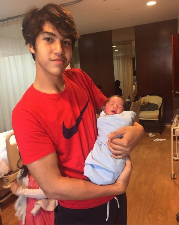 5 Anak artis ini terlihat rukun & kompak sama saudara tirinya