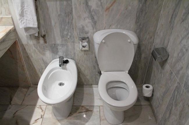 15 Potret toilet umum di berbagai negara, dari mewah sampai jorok abis