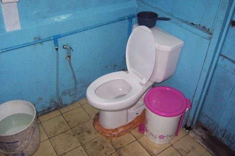 15 Potret toilet umum di berbagai negara, dari mewah sampai jorok abis