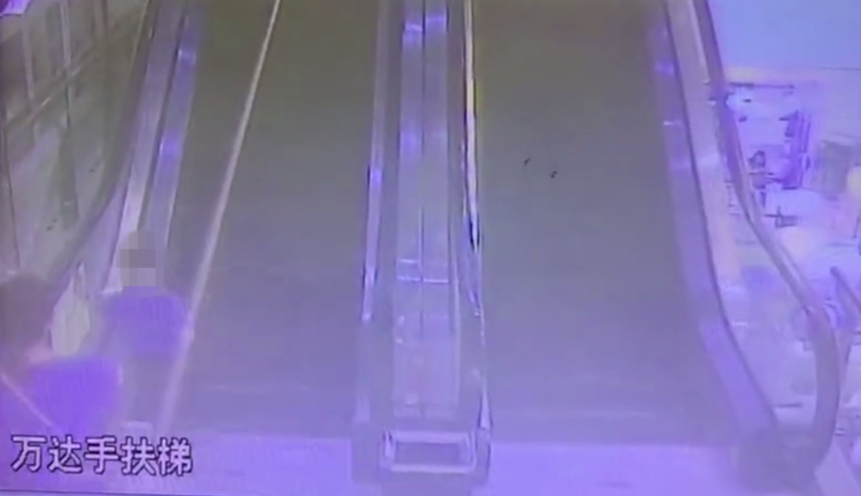 Lengan bocah 4 tahun ini terjepit eskalator di depan mata ibunya 