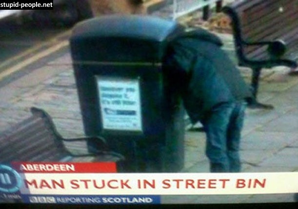 10 Potret nahas orang terjebak di benda sekitar, kasihan tapi lucu