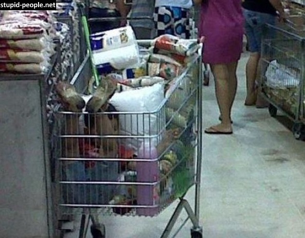 10 Potret nahas orang terjebak di benda sekitar, kasihan tapi lucu