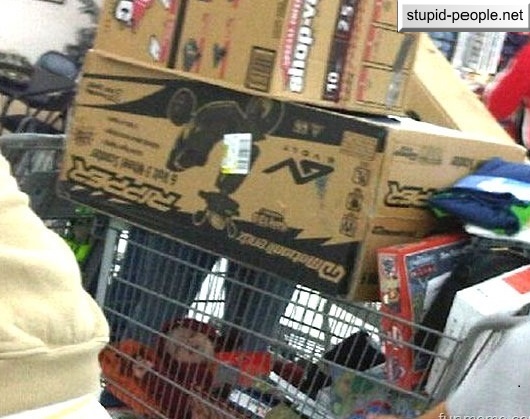 10 Potret nahas orang terjebak di benda sekitar, kasihan tapi lucu