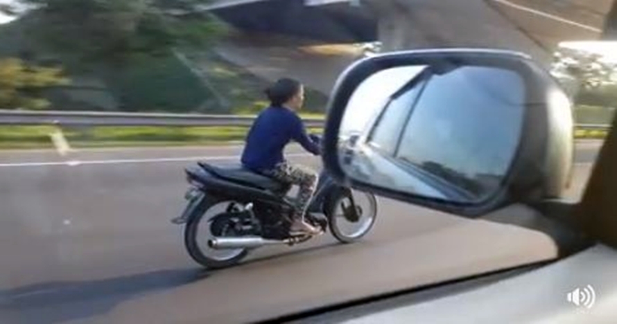 Lagi, emak-emak bawa motor gegerkan pengguna Tol Jakarta-Cikampek