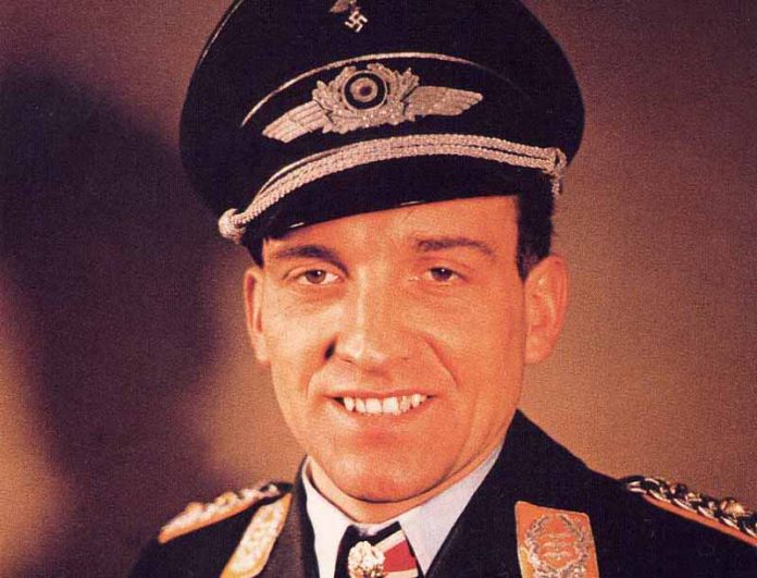 Pilot ini 32 kali ditembak jatuh dalam 2.500 misi tempur, tapi selamat