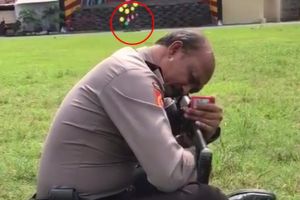 Polisi ini mampu menembak target sambil membelakanginya, luar biasa