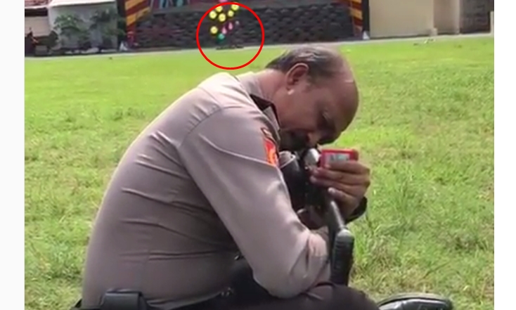 Polisi ini mampu menembak target sambil membelakanginya, luar biasa
