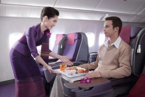 Ini sebenarnya yang ada di benak pramugari saat tersenyum ramah padamu