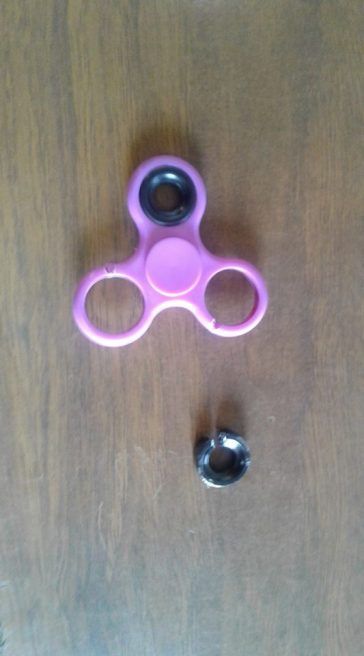 Fidget Spinner nyaris membuat balita ini kehilangan jarinya