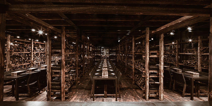 Jumlah kayu bulat yang dipakai restoran bertema desa bikin tercengang