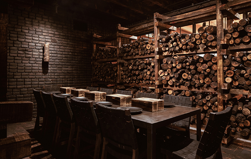 Jumlah kayu bulat yang dipakai restoran bertema desa bikin tercengang