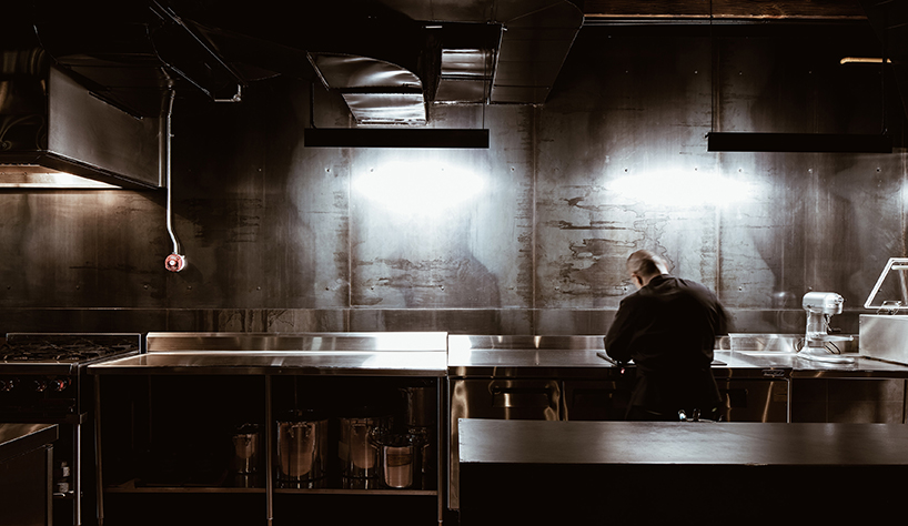 Jumlah kayu bulat yang dipakai restoran bertema desa bikin tercengang