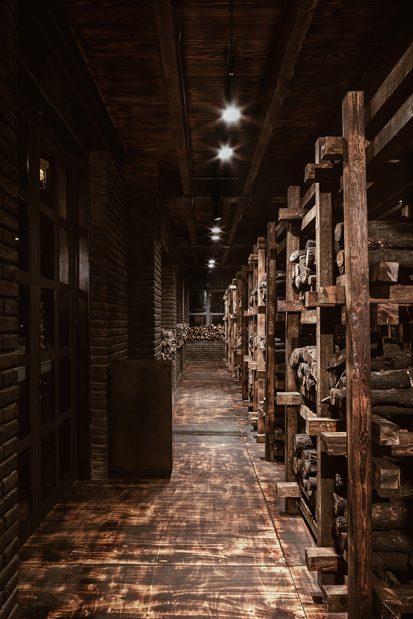 Jumlah kayu bulat yang dipakai restoran bertema desa bikin tercengang