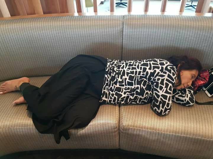 Tidur seadanya di bandara, Bu Susi lagi-lagi bikin heboh medsos
