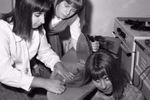 7 Foto ini tunjukkan uniknya cara cewek tahun 60-an ngelurusin rambut