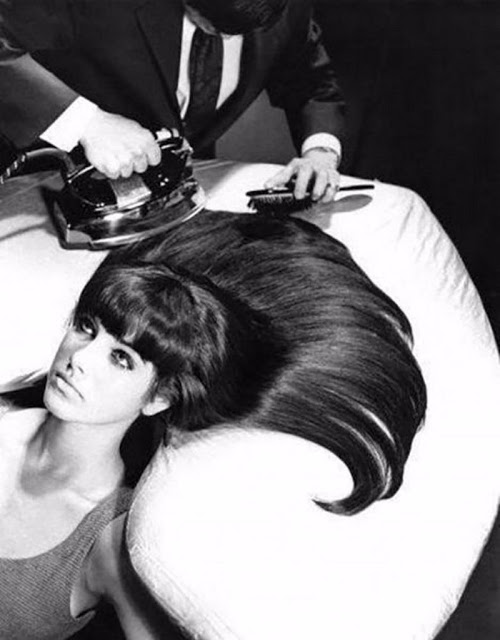 7 Foto ini tunjukkan uniknya cara cewek tahun 60-an ngelurusin rambut