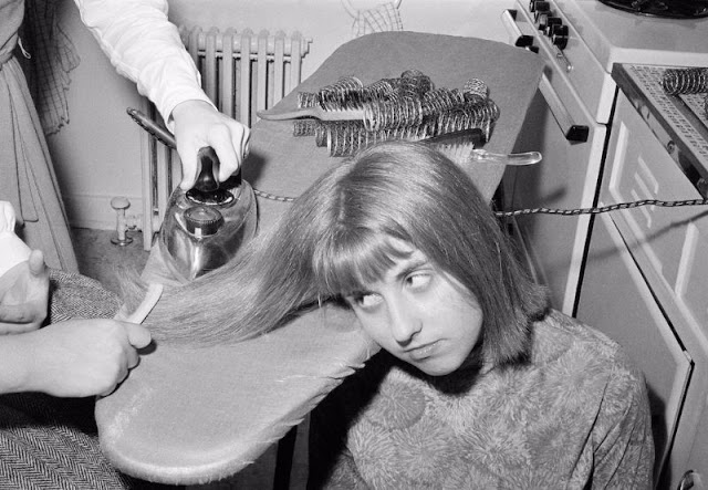 7 Foto ini tunjukkan uniknya cara cewek tahun 60-an ngelurusin rambut