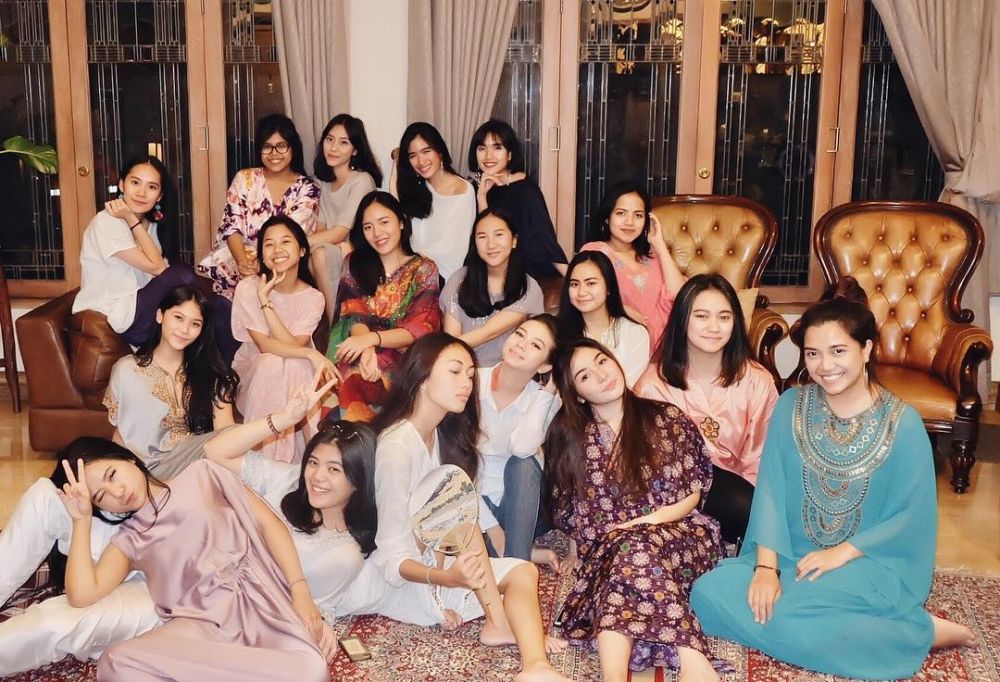 Begini potret keseruan 7 artis muda saat buka puasa bersama