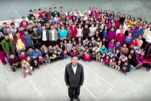 Pria ini tinggal satu atap dengan 39 istri, 94 anak dan 33 cucu