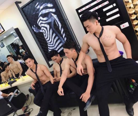 Penata rambut di salon ini bikin kaum hawa panas dingin