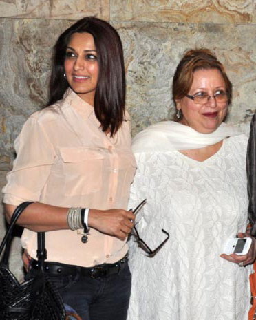 6 Seleb Bollywood ini deket banget sama mertuanya, menantu idaman nih