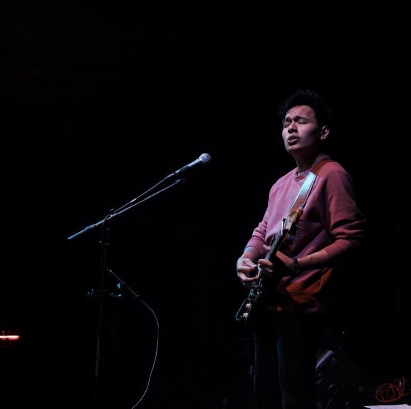 10 Potret Rendy Pandugo Solois Yang Disebut John Mayer Nya Indo 10 Potret Rendy Pandugo Solois Yang Disebut John Mayer Nya Indo