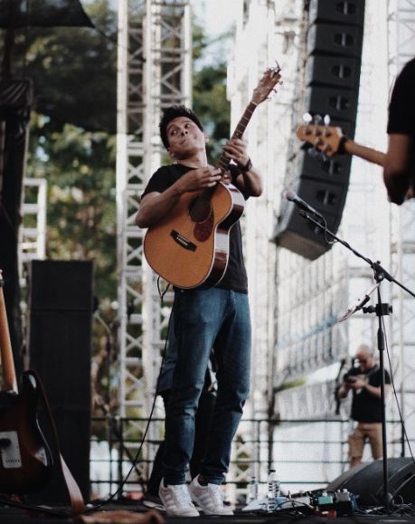 10 Potret Rendy Pandugo, solois yang disebut 'John Mayer'nya Indonesia