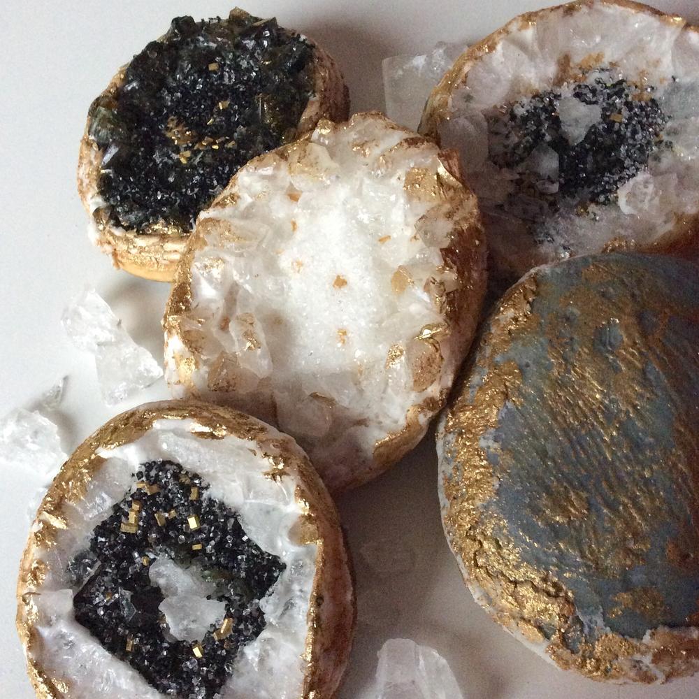 10 Inspirasi unik kue bertema Geode, cocok dimakan pas lebaran
