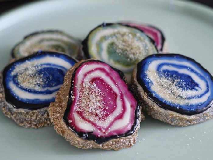 10 Inspirasi unik kue bertema Geode, cocok dimakan pas lebaran