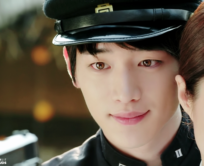 Tak harus pakai softlens, 6 seleb ini malah punya warna mata yang unik