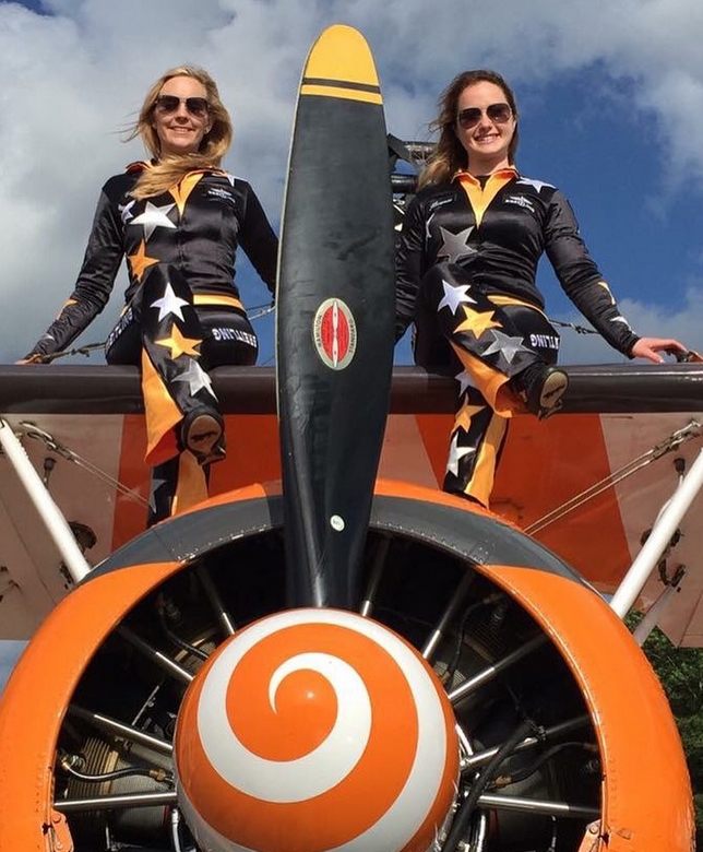 10 Foto aksi cewek cantik di sayap pesawat yang sedang terbang, ngeri