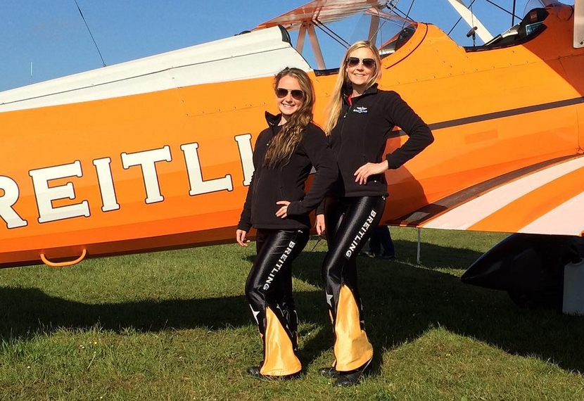 10 Foto aksi cewek cantik di sayap pesawat yang sedang terbang, ngeri