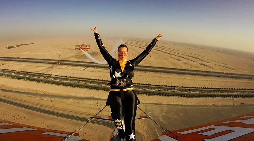 10 Foto aksi cewek cantik di sayap pesawat yang sedang terbang, ngeri