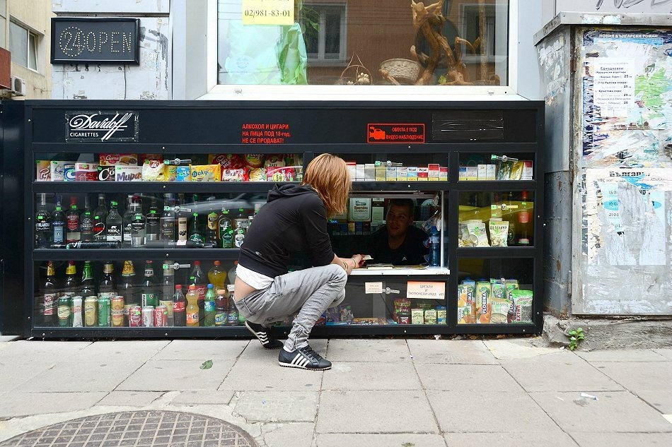 Toko kelontong di kota ini unik, kasirnya ada di bawah tanah