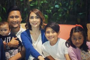 10 Foto ini bukti Arie Untung sosok ayah yang penyayang keluarga