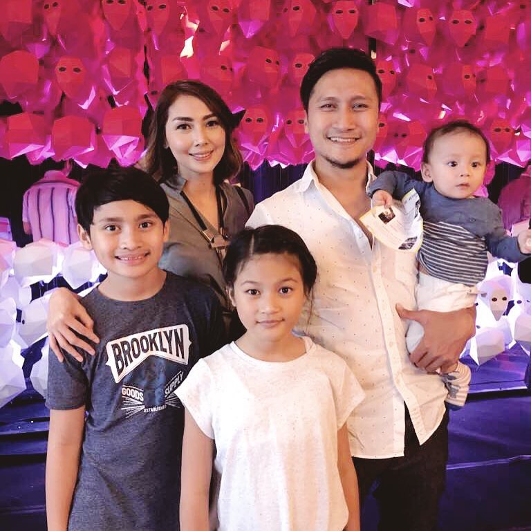 10 Foto ini bukti Arie Untung sosok ayah yang penyayang keluarga