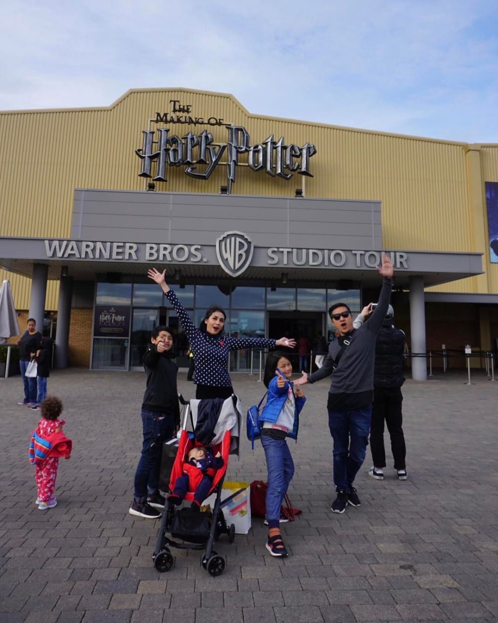 10 Foto ini bukti Arie Untung sosok ayah yang penyayang keluarga