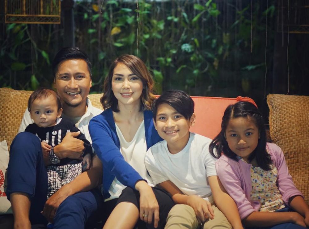 10 Foto ini bukti Arie Untung sosok ayah yang penyayang keluarga
