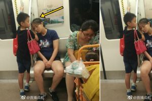 Perhatikan tangannya, aksi bocah bantu ibunya di KRL ini bikin haru