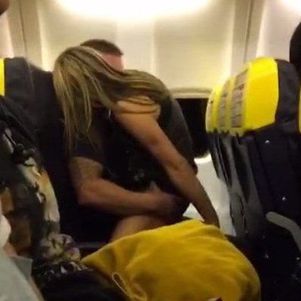 Terekam kamera, pasangan ini tak malu beradegan mesum di pesawat