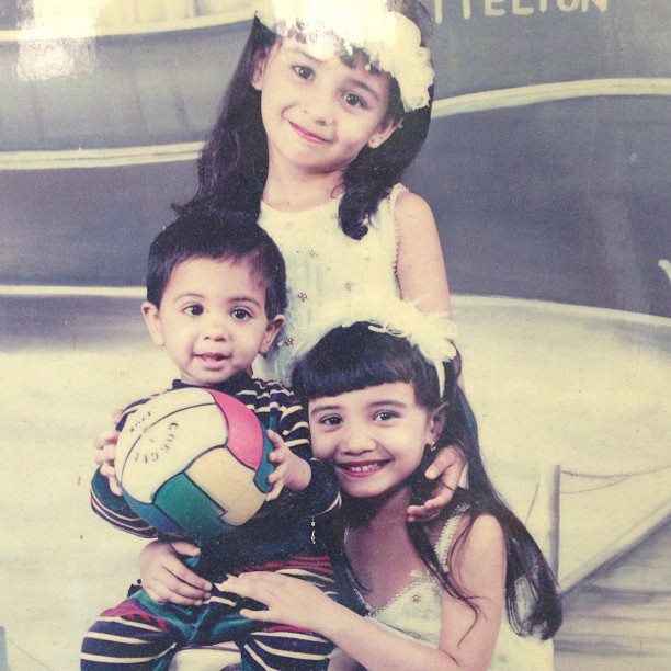 8 Foto masa kecil Zaskia dan Shireen Sungkar, bukti keduanya awet imut