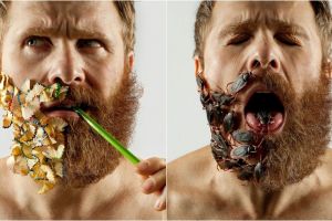 Pria ini mencukur separuh jenggotnya dan diganti dengan 12 benda unik