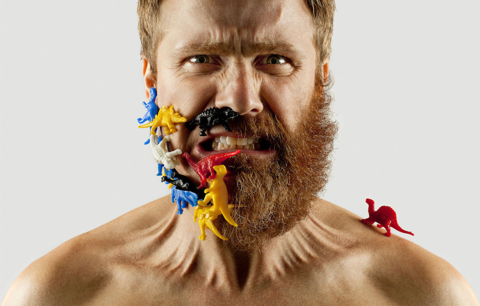 Pria ini mencukur separuh jenggotnya dan diganti dengan 12 benda unik