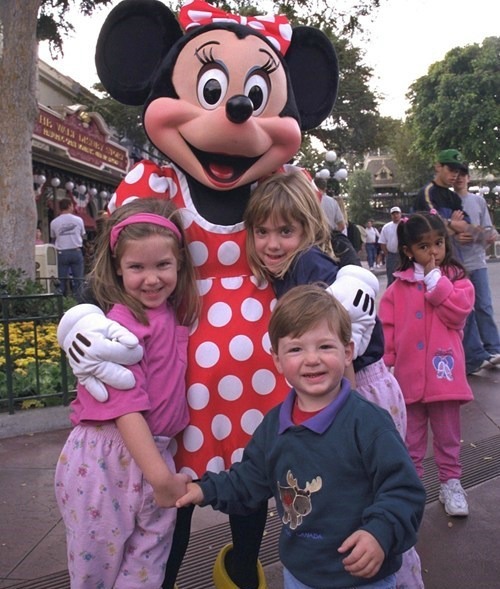 Anak kecil memang suka usil, 13 photobomb ini buktinya