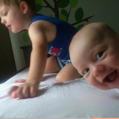 Anak kecil memang suka usil, 13 photobomb ini buktinya