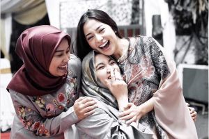 Ramadan, ini inspirasi 8 seleb cantik lebih santun saat pakai kaftan